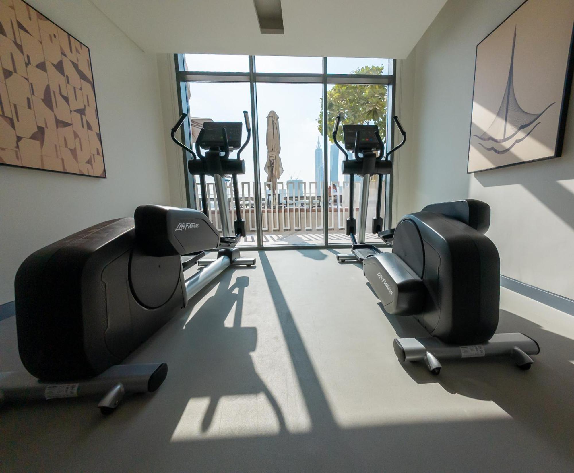Apartment Upscale Family Friendly 4 Bedroom On Private With Amazing Views Dubai