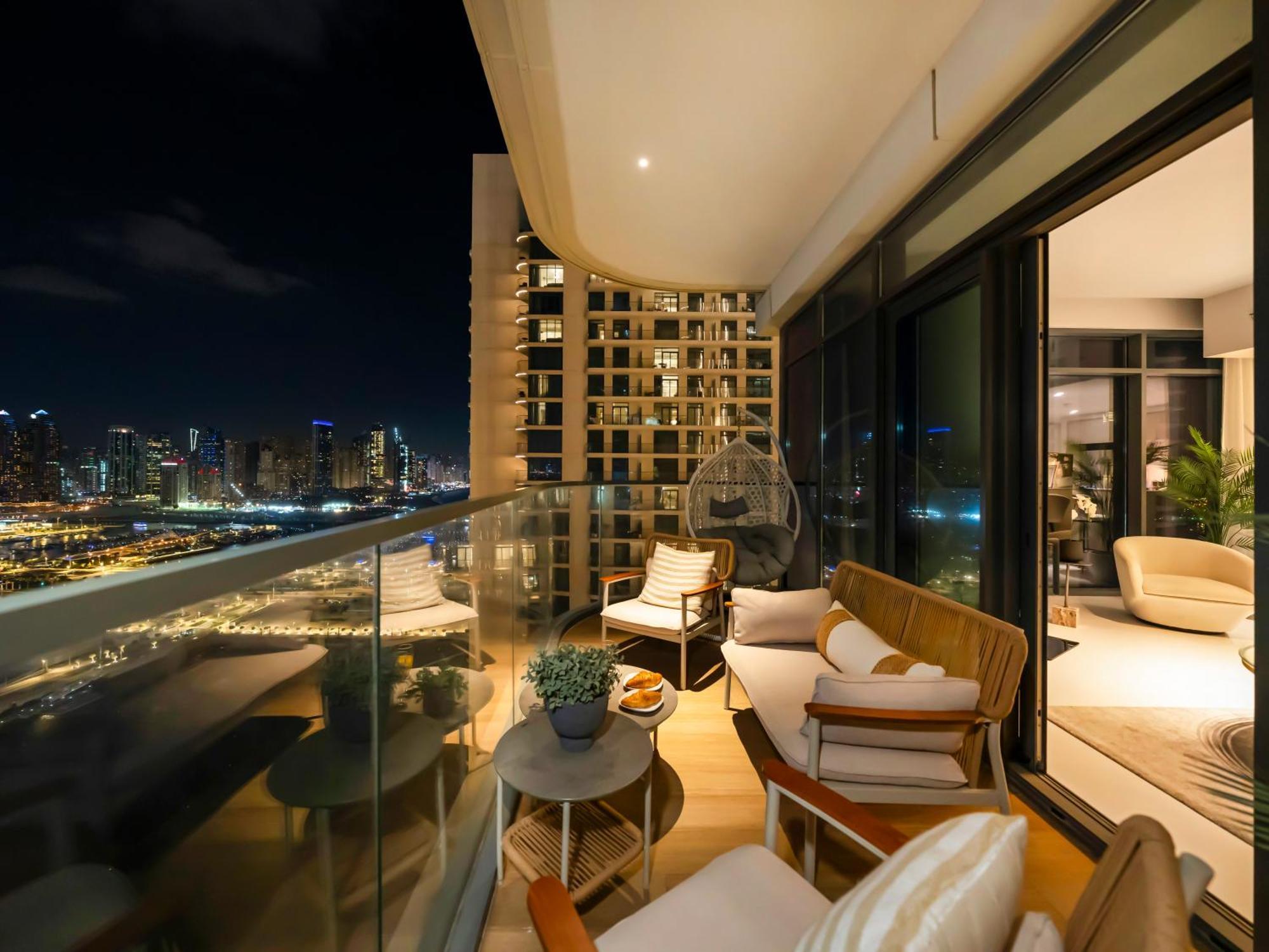 Apartment Upscale Family Friendly 4 Bedroom On Private With Amazing Views Dubai