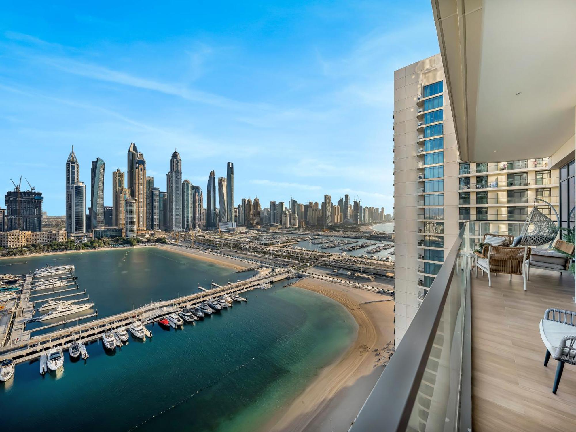 Apartment Upscale Family Friendly 4 Bedroom On Private With Amazing Views Dubai