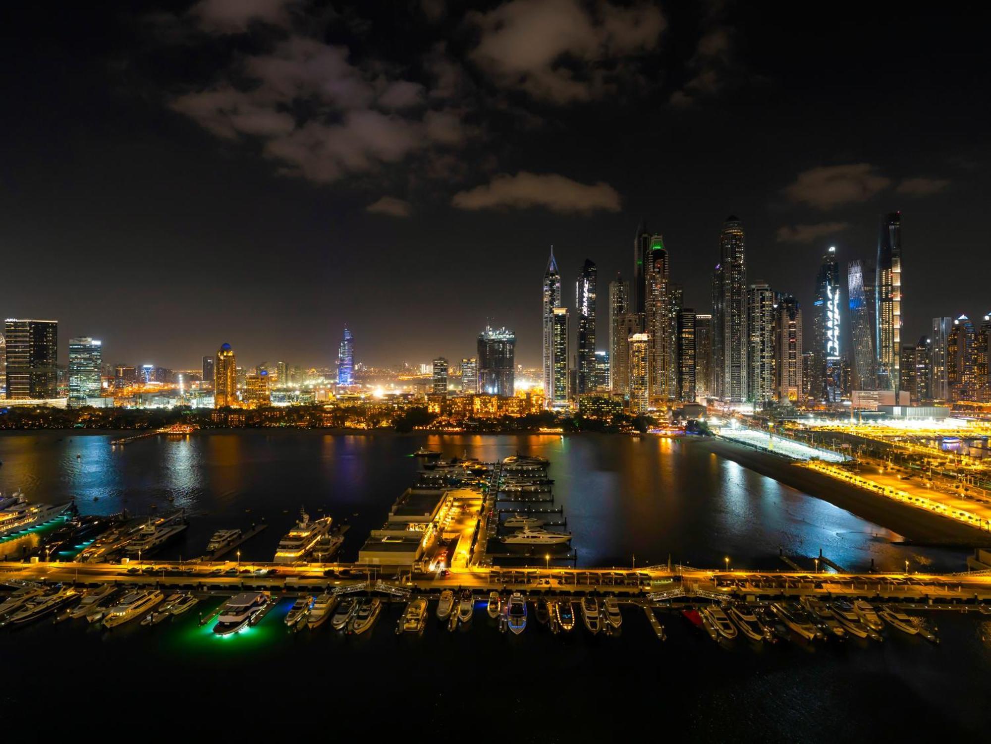 Apartment Upscale Family Friendly 4 Bedroom On Private With Amazing Views Dubai