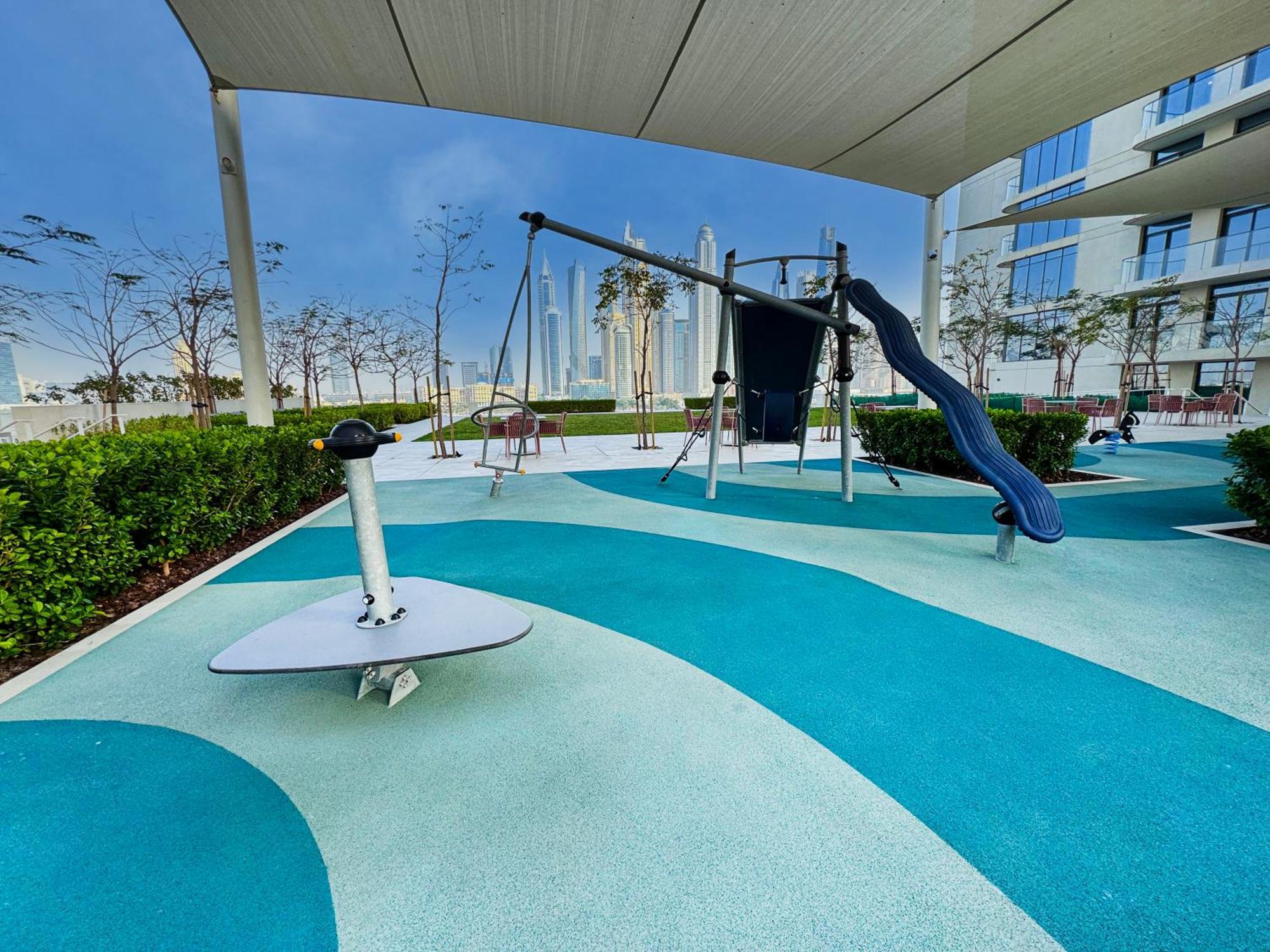 Apartment Upscale Family Friendly 4 Bedroom On Private With Amazing Views Dubai